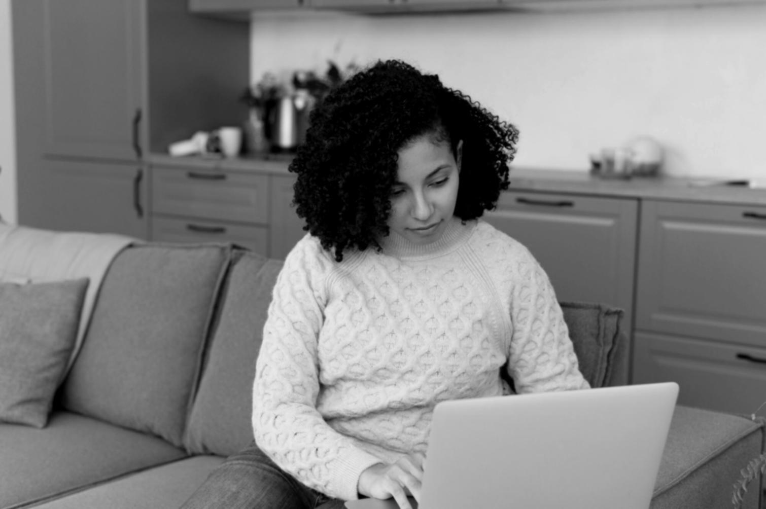 Équipe de travail analysant des données financières sur ordinateur